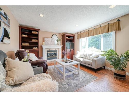 468 Lakeview Drive, Woodstock, ON - Indoor Photo Showing Living Room With Fireplace