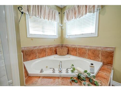 468 Lakeview Drive, Woodstock, ON - Indoor Photo Showing Bathroom