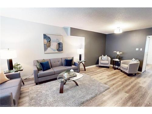 7-388 Springbank Avenue N, Woodstock, ON - Indoor Photo Showing Living Room