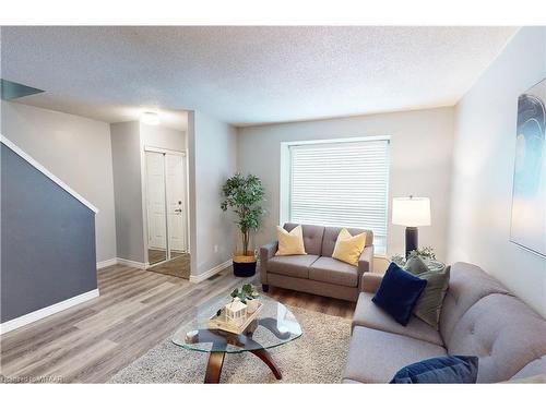 7-388 Springbank Avenue N, Woodstock, ON - Indoor Photo Showing Living Room