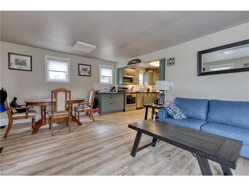 729 Hounsfield Street, Woodstock, ON - Indoor Photo Showing Living Room