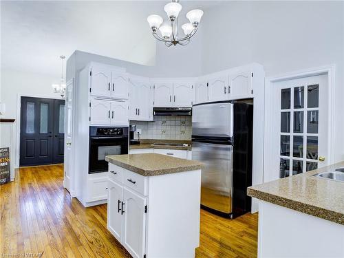 10 Blackfoot Place, Woodstock, ON - Indoor Photo Showing Kitchen