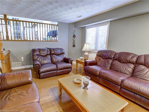 10 Blackfoot Place, Woodstock, ON - Indoor Photo Showing Living Room