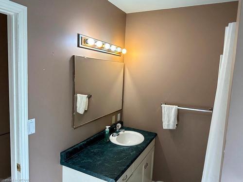 25 Fourth Street, Tillsonburg, ON - Indoor Photo Showing Bathroom