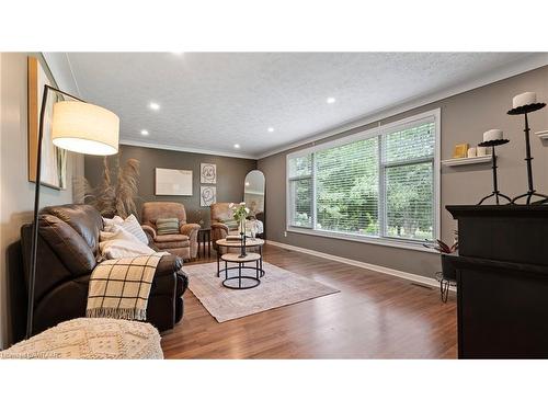 584132 Beachville Road, Ingersoll, ON - Indoor Photo Showing Living Room