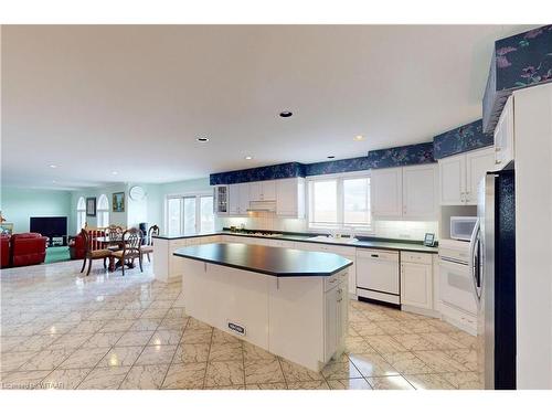 474476 Dodge Line, Sweaburg, ON - Indoor Photo Showing Kitchen