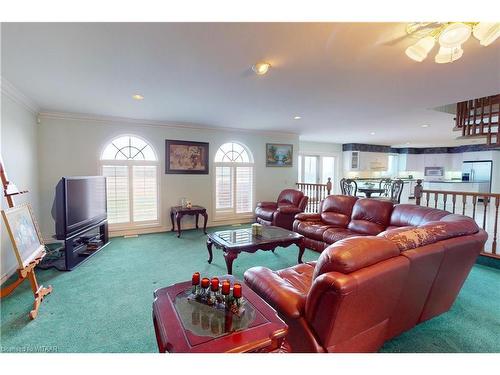 474476 Dodge Line, Sweaburg, ON - Indoor Photo Showing Living Room