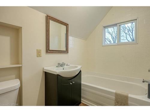 464 Brant Street, Woodstock, ON - Indoor Photo Showing Bathroom