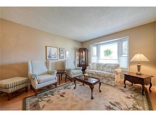 18 Wilkins Crescent, Tillsonburg, ON - Indoor Photo Showing Living Room