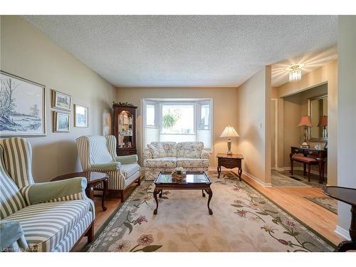 18 Wilkins Crescent, Tillsonburg, ON - Indoor Photo Showing Living Room