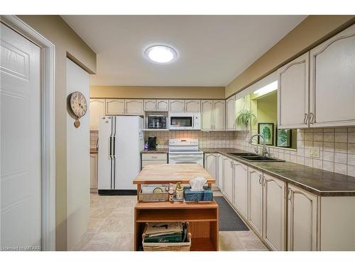 18 Wilkins Crescent, Tillsonburg, ON - Indoor Photo Showing Kitchen With Double Sink