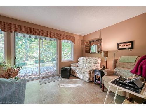 18 Wilkins Crescent, Tillsonburg, ON - Indoor Photo Showing Living Room