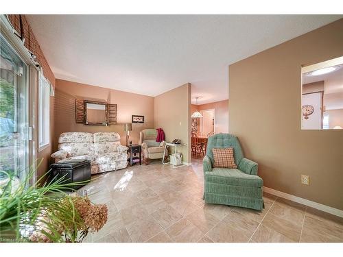 18 Wilkins Crescent, Tillsonburg, ON - Indoor Photo Showing Living Room