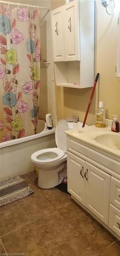 118 Dover Street, Woodstock, ON - Indoor Photo Showing Bathroom