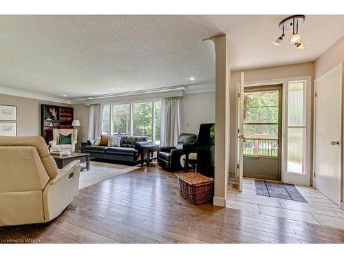 1 Highland Drive, Tillsonburg, ON - Indoor Photo Showing Living Room