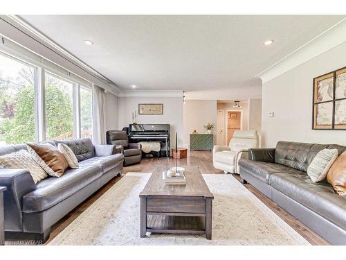 1 Highland Drive, Tillsonburg, ON - Indoor Photo Showing Living Room