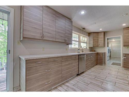 1 Highland Drive, Tillsonburg, ON - Indoor Photo Showing Kitchen