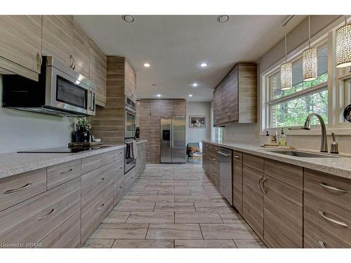 1 Highland Drive, Tillsonburg, ON - Indoor Photo Showing Kitchen