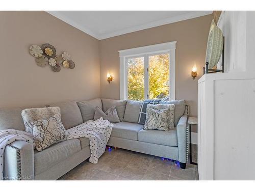 583511 Hamilton Road, Ingersoll, ON - Indoor Photo Showing Living Room