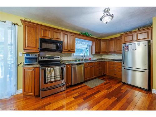 4 Camdon Court, Tillsonburg, ON - Indoor Photo Showing Kitchen With Double Sink