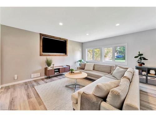 584455 Beachville Road, Beachville, ON - Indoor Photo Showing Living Room