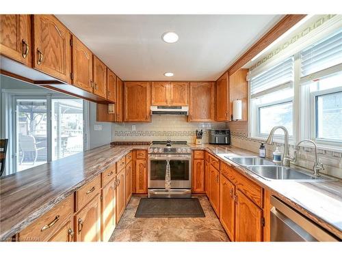 7 Second Street, Tillsonburg, ON - Indoor Photo Showing Kitchen With Double Sink