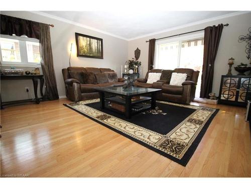 5-150 Oak Street, Simcoe, ON - Indoor Photo Showing Living Room