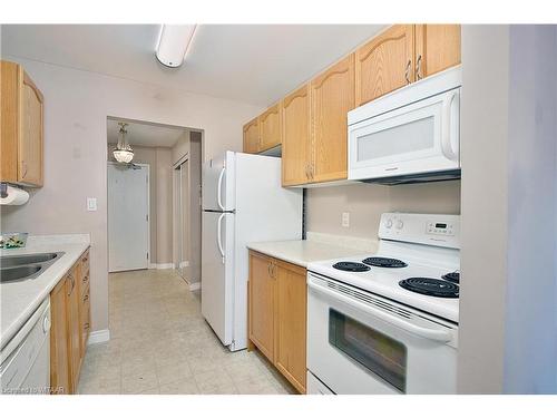 109-46 Canterbury Street, Ingersoll, ON - Indoor Photo Showing Kitchen