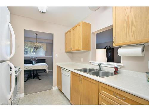 109-46 Canterbury Street, Ingersoll, ON - Indoor Photo Showing Kitchen With Double Sink