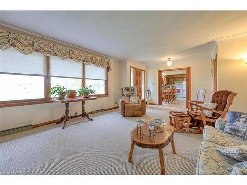 101 Brock Street E, Tillsonburg, ON - Indoor Photo Showing Living Room