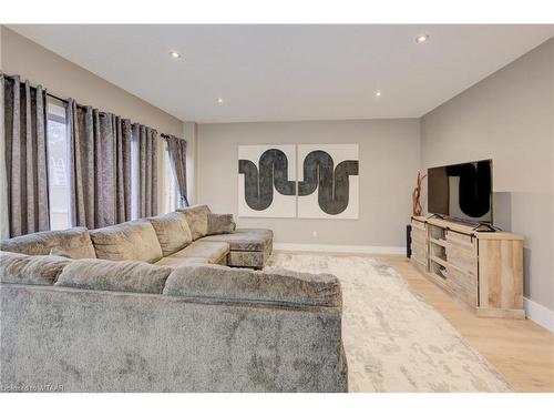 45 Poldon Drive, Norwich, ON - Indoor Photo Showing Living Room