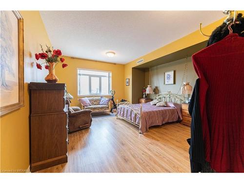 101-80 Bridge Street E, Tillsonburg, ON - Indoor Photo Showing Bedroom