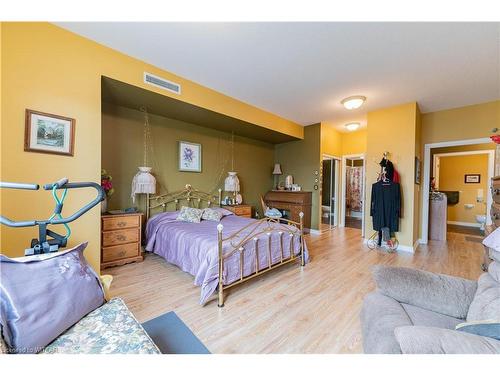 101-80 Bridge Street E, Tillsonburg, ON - Indoor Photo Showing Bedroom