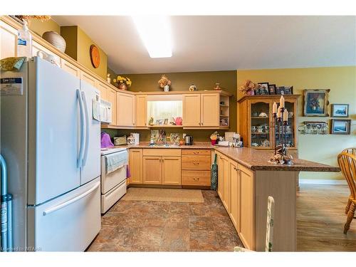 101-80 Bridge Street E, Tillsonburg, ON - Indoor Photo Showing Kitchen With Double Sink