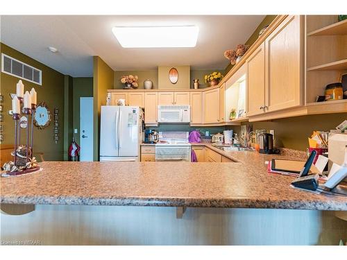 101-80 Bridge Street E, Tillsonburg, ON - Indoor Photo Showing Kitchen