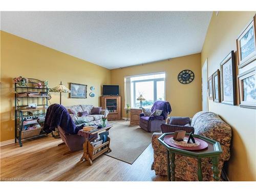 101-80 Bridge Street E, Tillsonburg, ON - Indoor Photo Showing Living Room