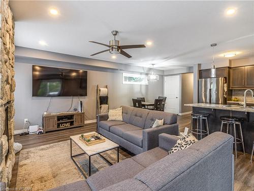 675 Elizabeth Street, Woodstock, ON - Indoor Photo Showing Living Room