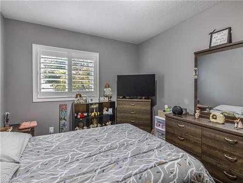 675 Elizabeth Street, Woodstock, ON - Indoor Photo Showing Bedroom