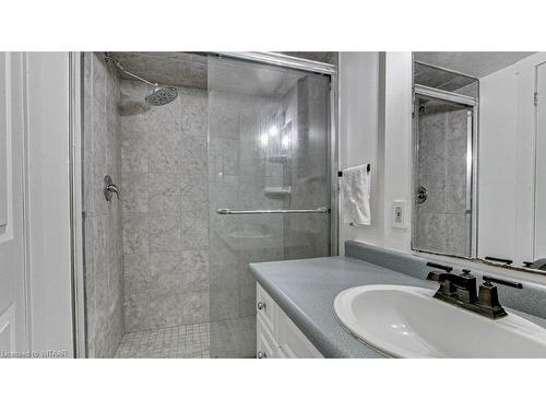 205 Belgrave Street, Woodstock, ON - Indoor Photo Showing Bathroom