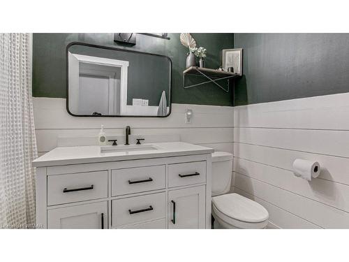 205 Belgrave Street, Woodstock, ON - Indoor Photo Showing Bathroom