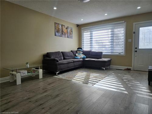 833 Pavey Street, Woodstock, ON - Indoor Photo Showing Living Room