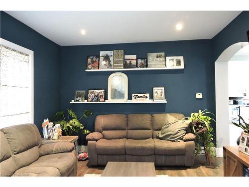 16 Main Street E, Norwich, ON - Indoor Photo Showing Living Room