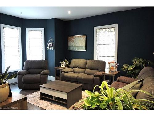 16 Main Street E, Norwich, ON - Indoor Photo Showing Living Room