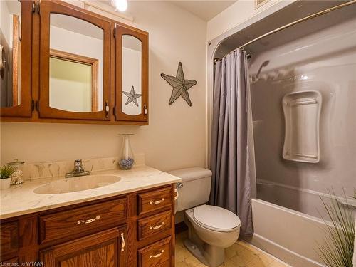 916 Norfolk County Road 28, Norfolk County, ON - Indoor Photo Showing Bathroom