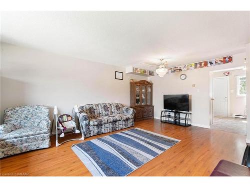 6-370 Springbank Avenue, Woodstock, ON - Indoor Photo Showing Living Room