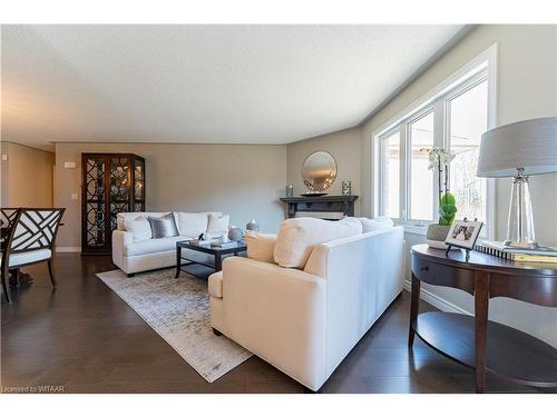 90 Weston Drive, Tillsonburg, ON - Indoor Photo Showing Living Room