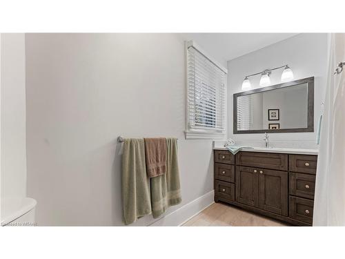 596 Grant Street, Woodstock, ON - Indoor Photo Showing Bathroom