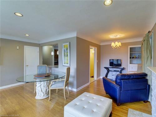 90 Earlscourt Crescent, Woodstock, ON - Indoor Photo Showing Living Room