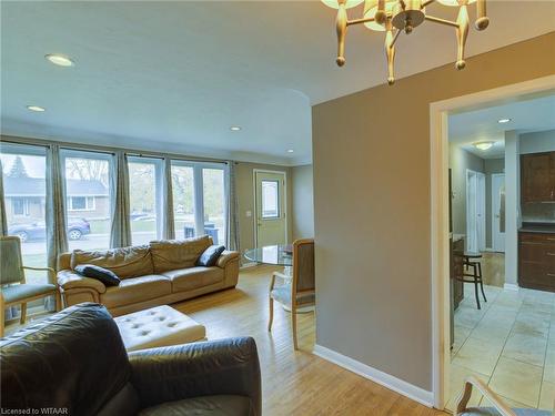 90 Earlscourt Crescent, Woodstock, ON - Indoor Photo Showing Living Room