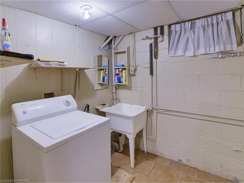 90 Earlscourt Crescent, Woodstock, ON - Indoor Photo Showing Laundry Room